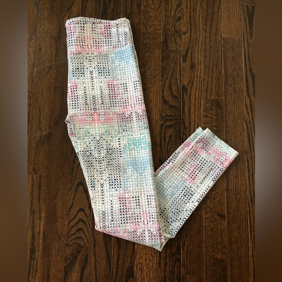 *LIKE NEW* Fabletics Women’s S Define PowerHold Mid-Rise Leggings - Arctic Print - Picture 2 of 12